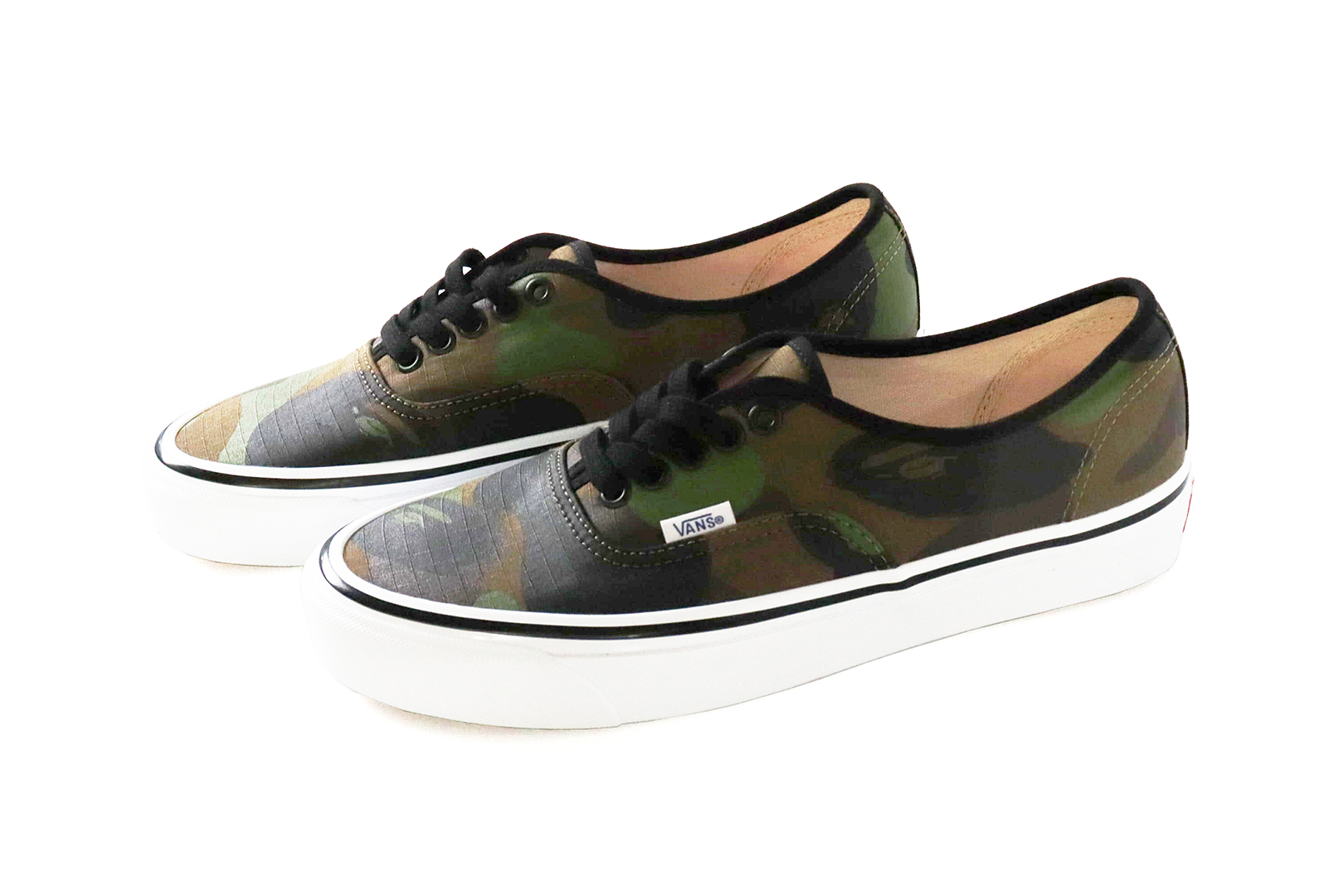 A BATHING APE® と VANS のコラボコレクションが発売。アパレルと