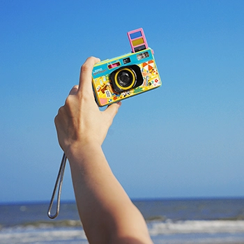 カメラブランドLomographyよりタイ出身アーティストのFluffy Omeletと