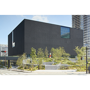 関西ゆかりの若手アーティストを中心に個展形式で紹介する展覧会