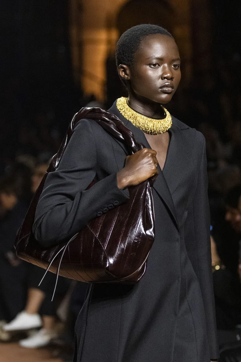 FENDI スパイバッグ ファー　ストライプ FENDIの伝説のイットバッグ「FENDI Spy」が復活 │ QUI