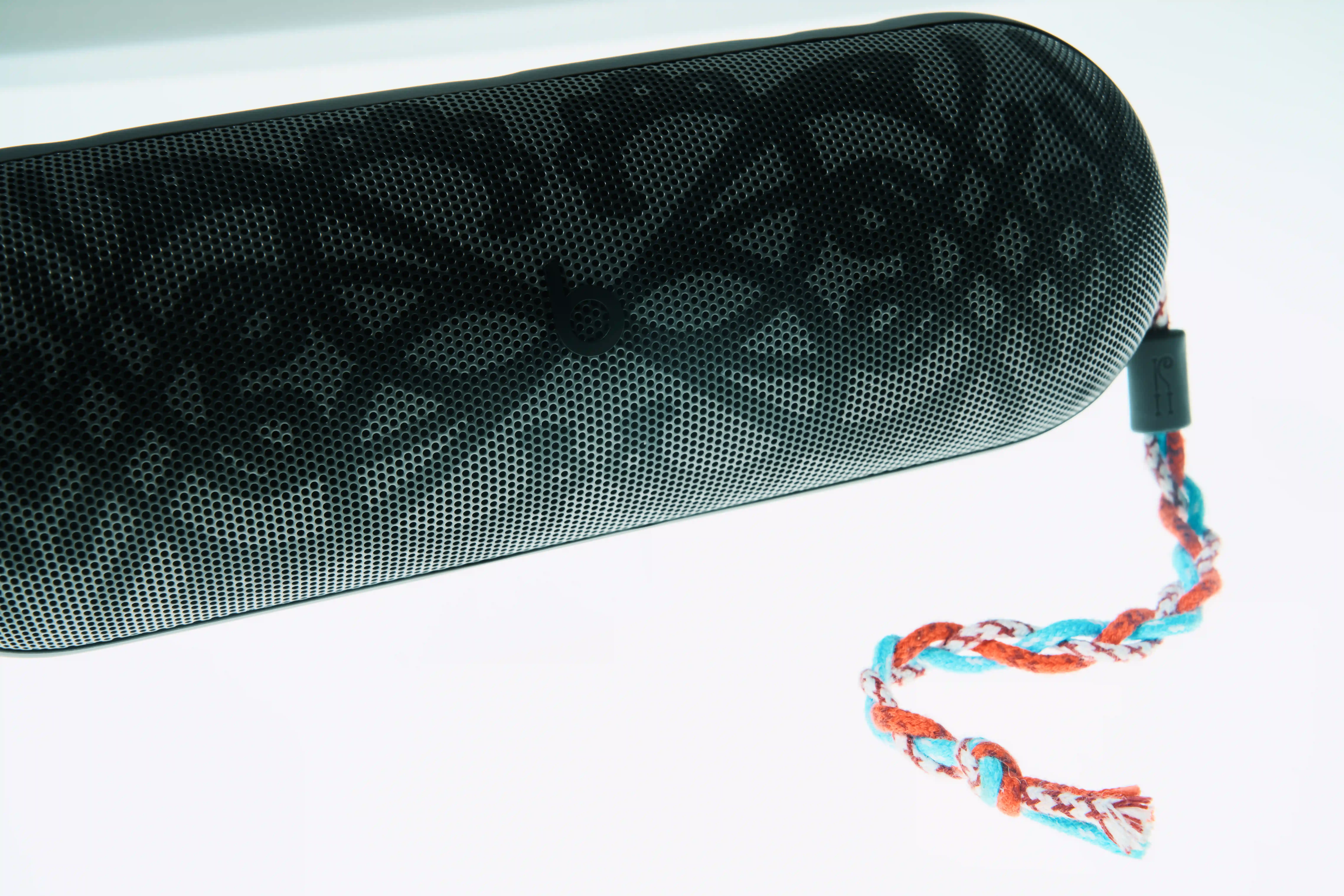 Beats、キコ・コスタディノフとコラボした限定版スピーカー