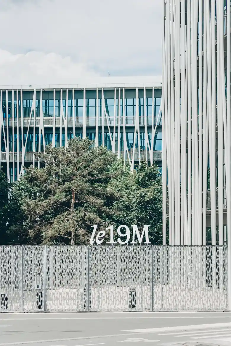 CHANEL アート作品 店舗外観 s-l1200.jpg