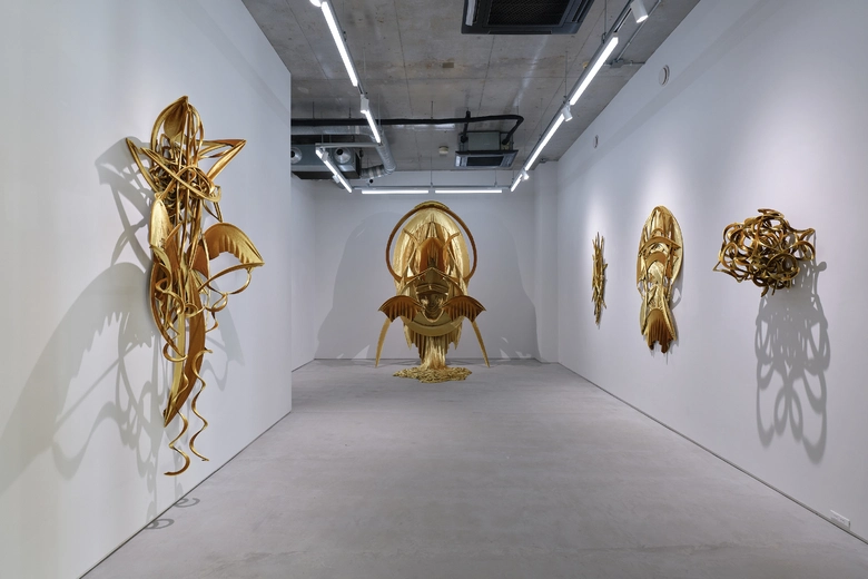 岡﨑龍之祐の個展「Falling Sun」――崇拝と畏怖のはざまに