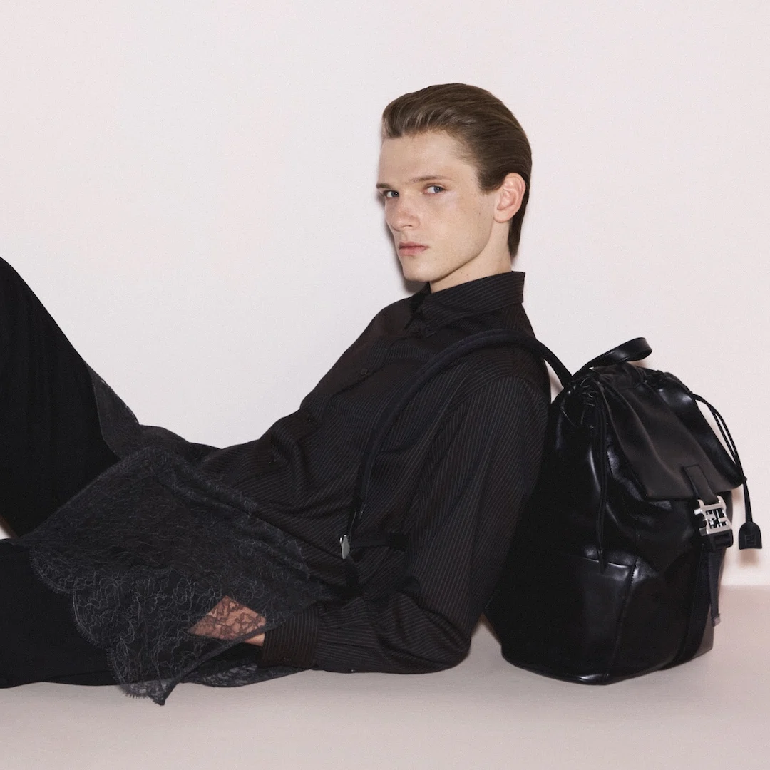 様FENDI エンボスロゴ ビジネスバッグ 黒 様FENDI エンボスロゴ ビジネスバッグ 黒 様FENDI エンボスロゴ