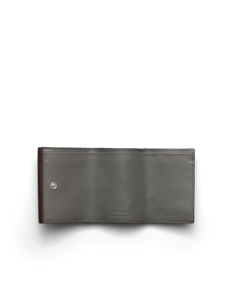 PRADAが日本限定と先行発売を含む新作アクセサリーを発表、復刻リップ