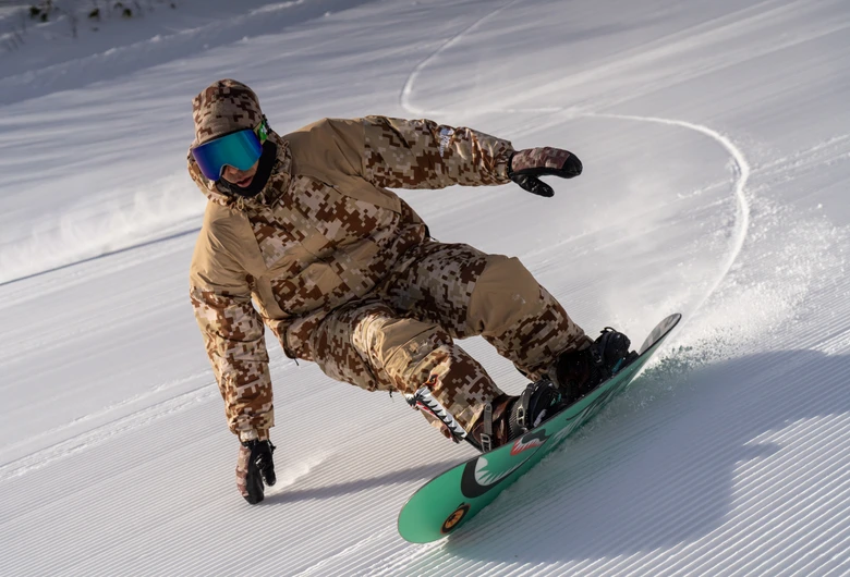 BAPE® × KAZUKI KURAISHI、SNOWBOARDコレクションの発売を祝し札幌国際