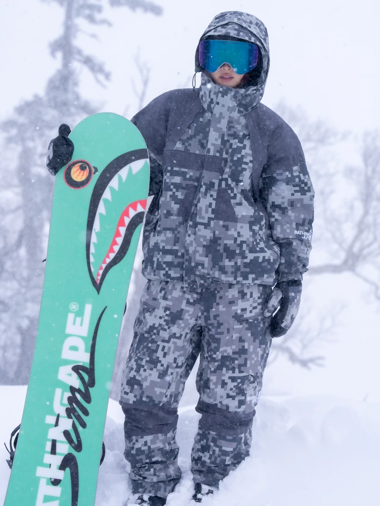 BAPE® × KAZUKI KURAISHI、SNOWBOARDコレクションの発売を祝し札幌国際