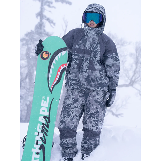 BAPE® × KAZUKI KURAISHI、SNOWBOARDコレクションの発売を祝し札幌国際
