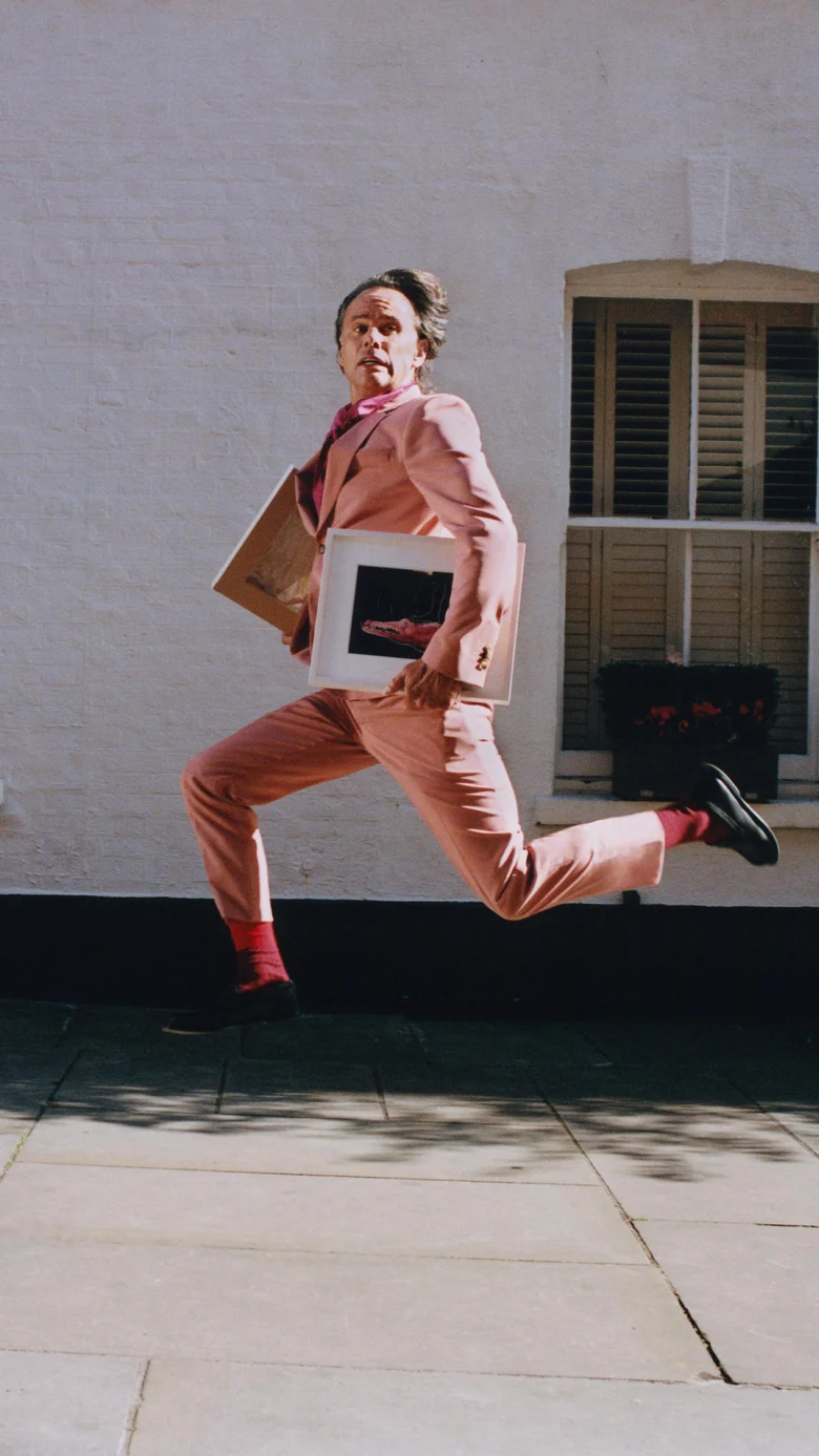 Paul Smithが俳優ウォルトン・ゴギンズを起用したホリデーキャンペーン「NIGHT TO DAY」を公開 │ QUI - Fashion \u0026  Culture media, image size:780x1387