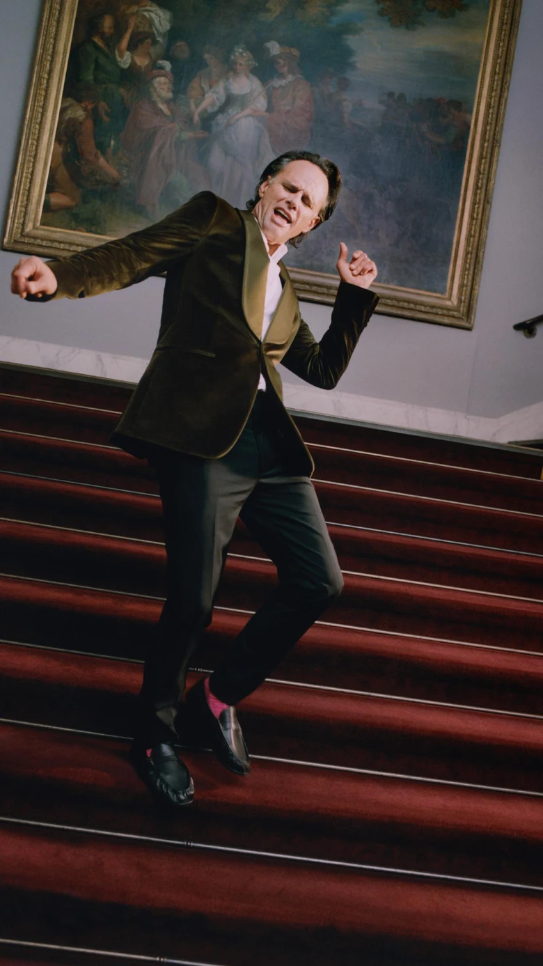 Paul Smithが俳優ウォルトン・ゴギンズを起用したホリデーキャンペーン「NIGHT TO DAY」を公開 │ QUI - Fashion \u0026  Culture media, image size:780x1387