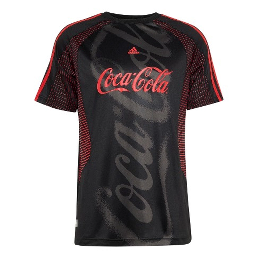 adidas OriginalsとCoca-Cola®がFIFAワールドカップ 26を祝したコラボ