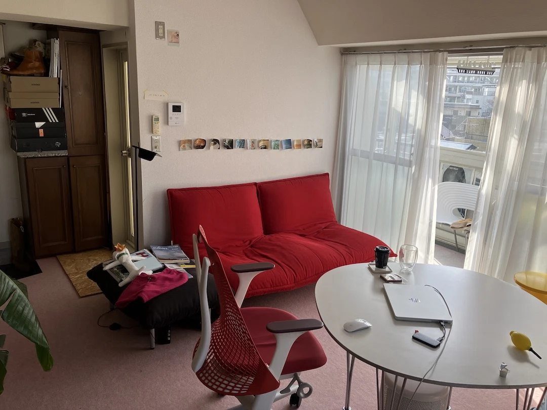 服部恭平の仕事道具 ligne roset ROSET Calinの赤いソファー