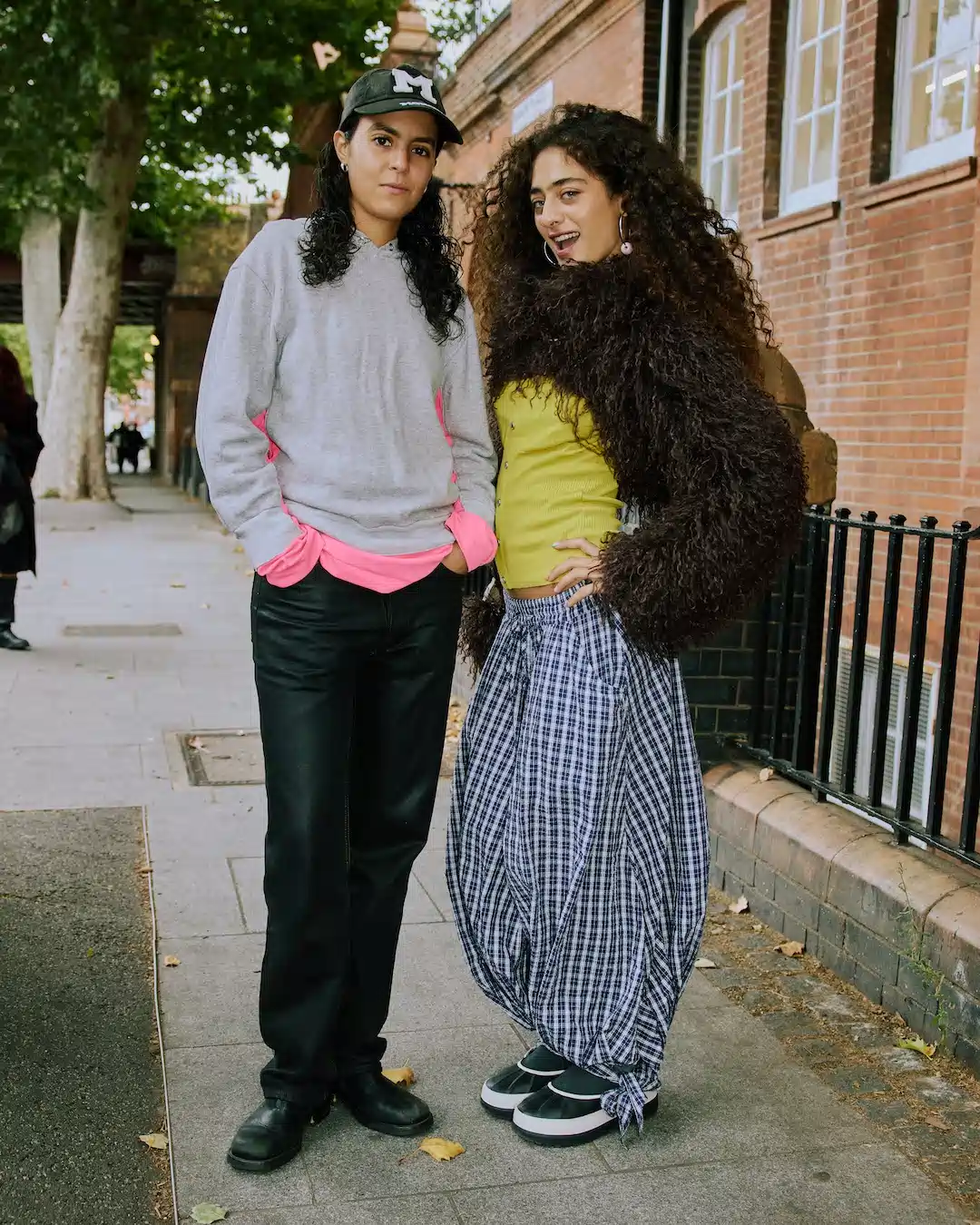Zaineb AbelqueとDeba Hekmatのストリートスナップ